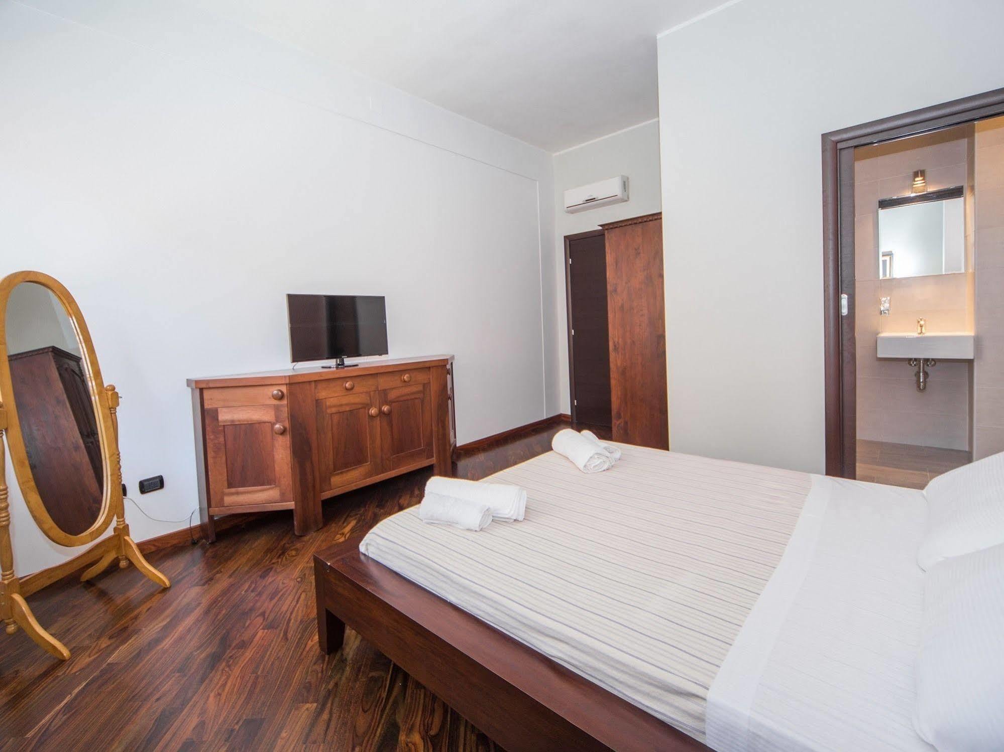 บีแอนด์บี ดอมุส เรจิส Bed & Breakfast กาญารี ภายนอก รูปภาพ